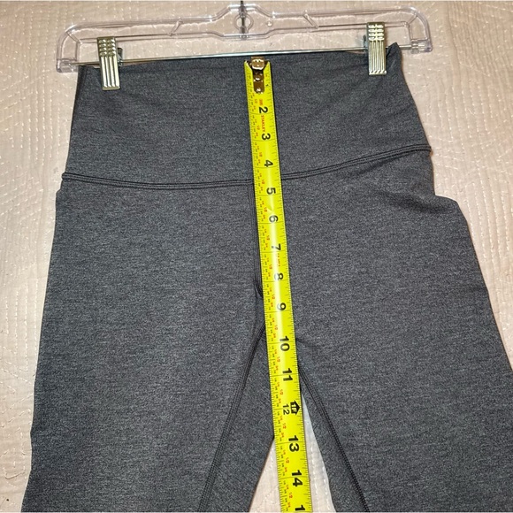 Women’s Lululemon Wunder Under Crop High Rise size 6 - Picture 6 of 6